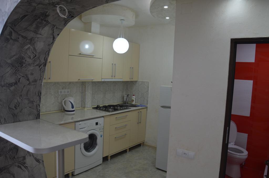 Irakli'S Apartment With Sea View Batumi Quarto foto