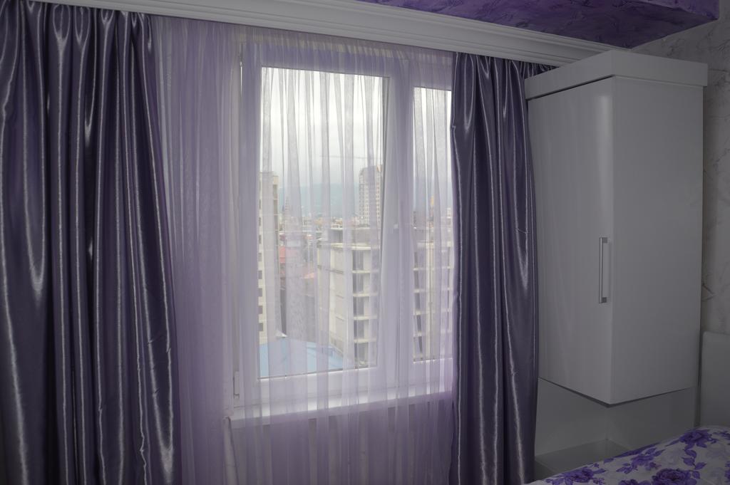 Irakli'S Apartment With Sea View Batumi Quarto foto